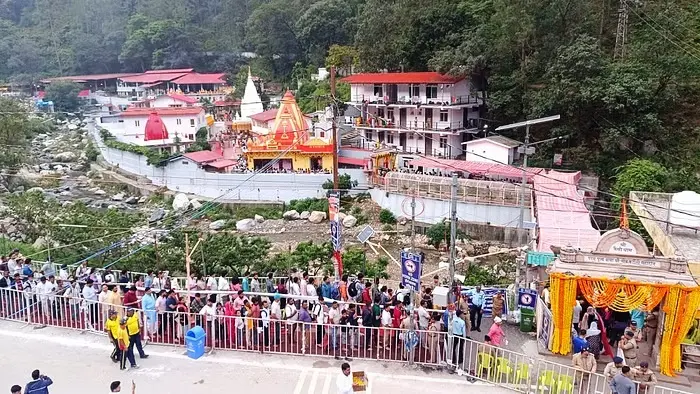 कैंची धाम में उमड़ा आस्था का सैलाब, हजारों श्रद्धालुओं ने किए बाबा के दर्शन