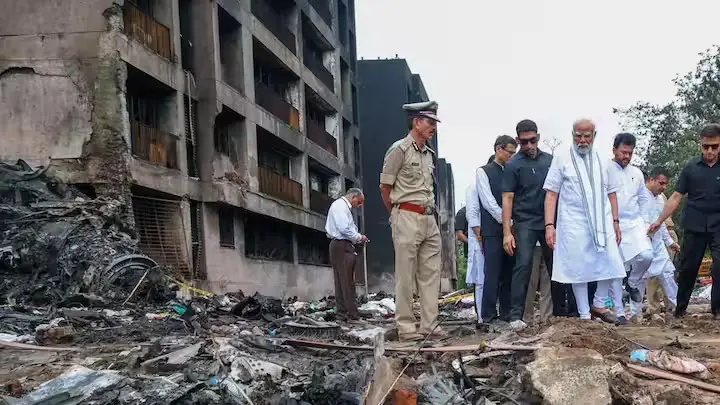 प्रधानमंत्री मोदी ने अहमदाबाद में दुर्घटनास्थल का लिया जायजा, घायलों से की मुलाकात